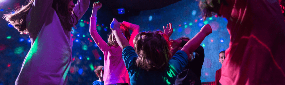 A kids danceparty at Derndrospito playground and party venue