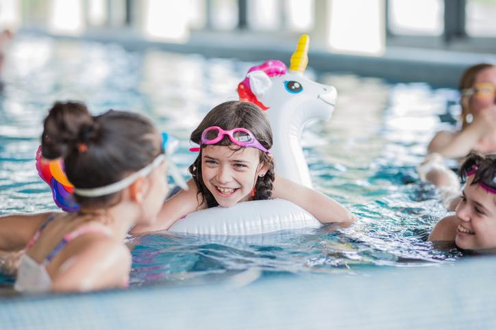 swim class kids indoor swimming pool kinder schwimmen hallenbad