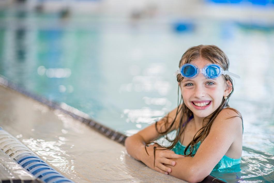 Children's swimming class posing for a photo by the side of the pool at Oerlikon Hallenbad swimming pool