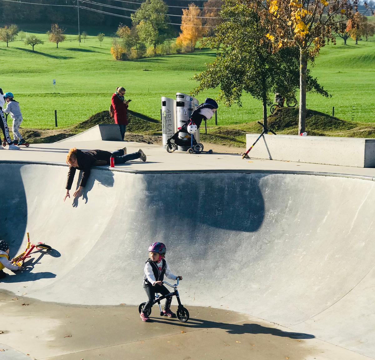 Children inside the skate park at the Erlenmoos playground