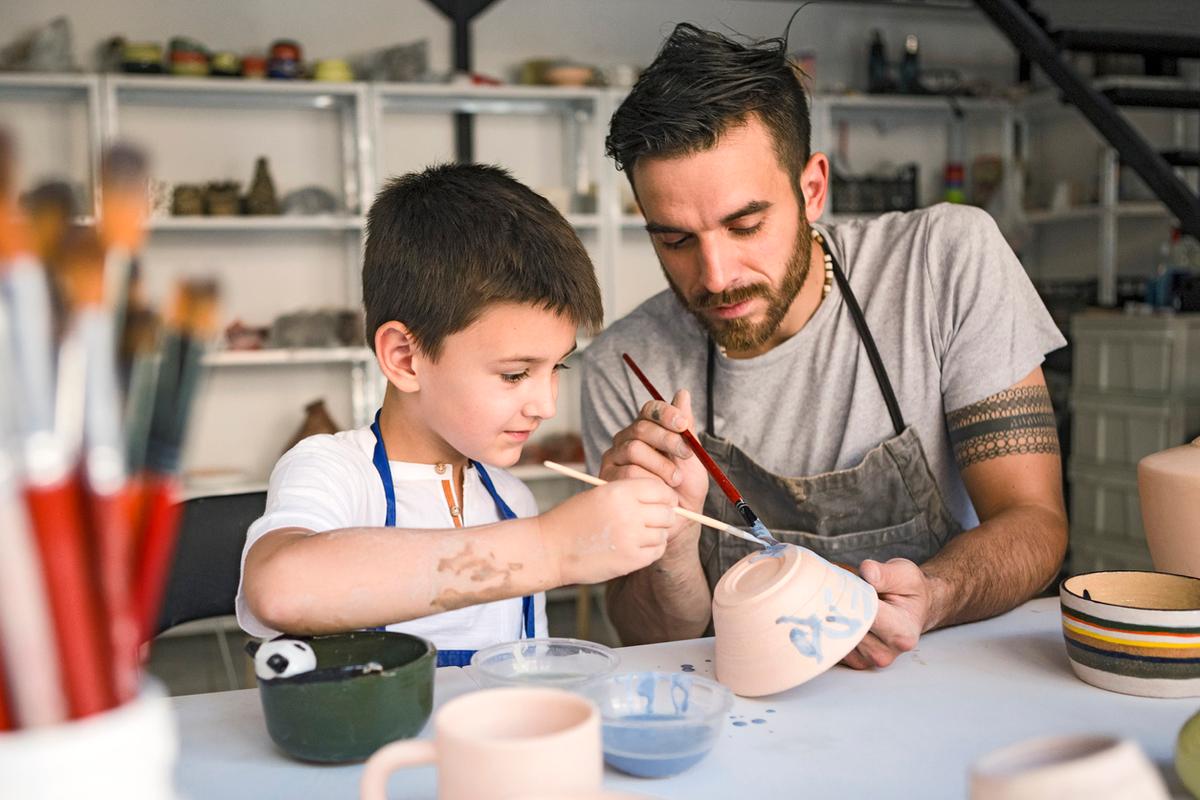 pottery class boy painting male teacher jung malen keramik lehrer