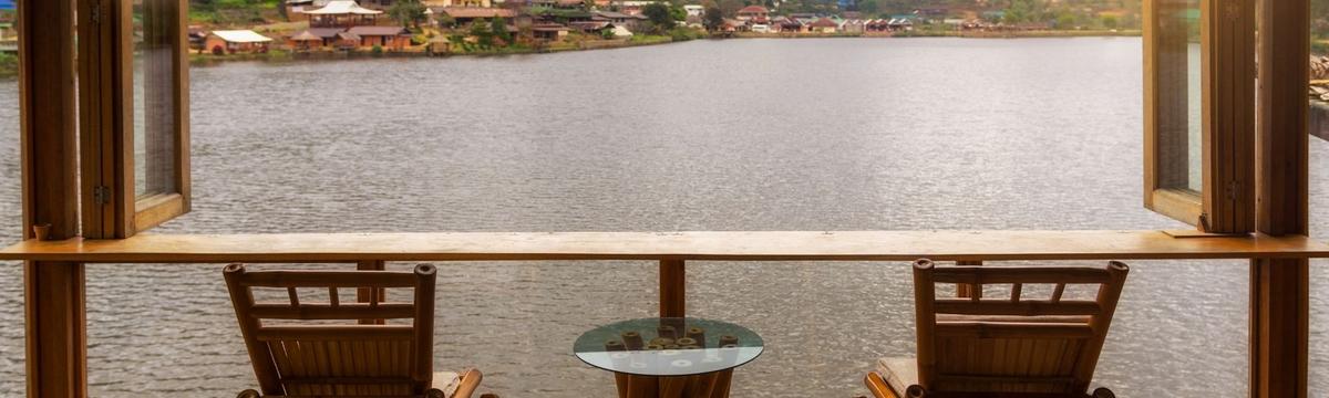 Charming country inn on the Halbinsel Au peninsula, with a traditional Swiss-style building, outdoor seating, and views of Lake Zurich and surrounding vineyards.