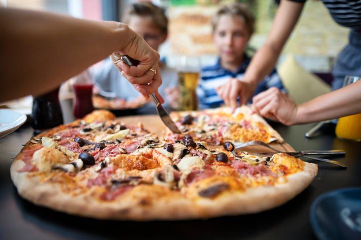 family restaurant pizza familien essen 