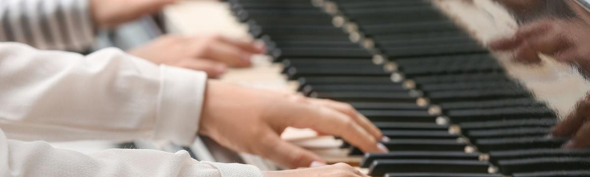 SAGADULA Thalwil parent and children singing helps stimulate every aspect of your child’s development. Musical activity is proven to have a pronounced positive effect on the development of young children.