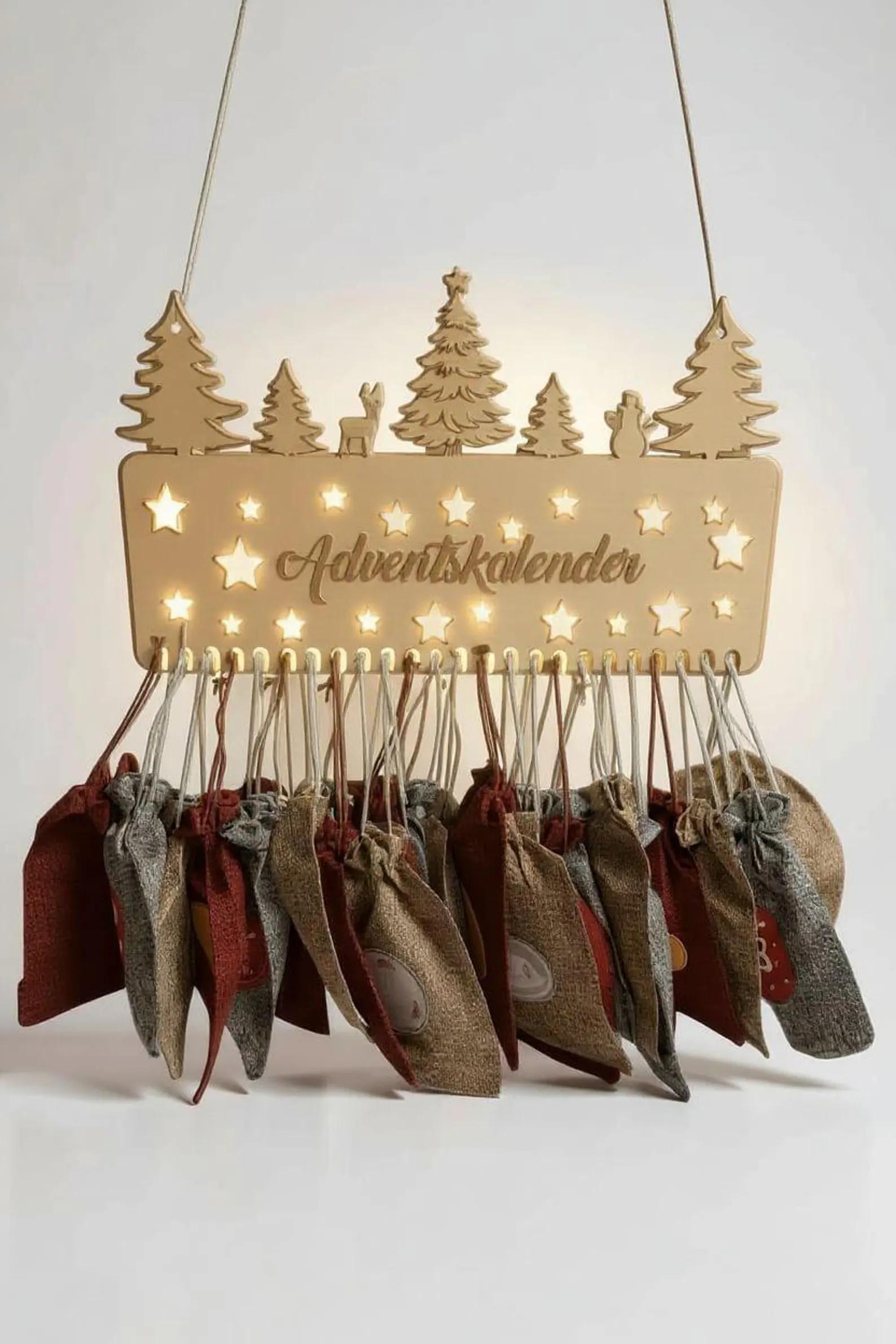Beleuchteter Holz-Adventskalender mit 24 Säckli über dem Cheminée; zwei Kinder geniessen die Adventsstimmung am Feuer.
